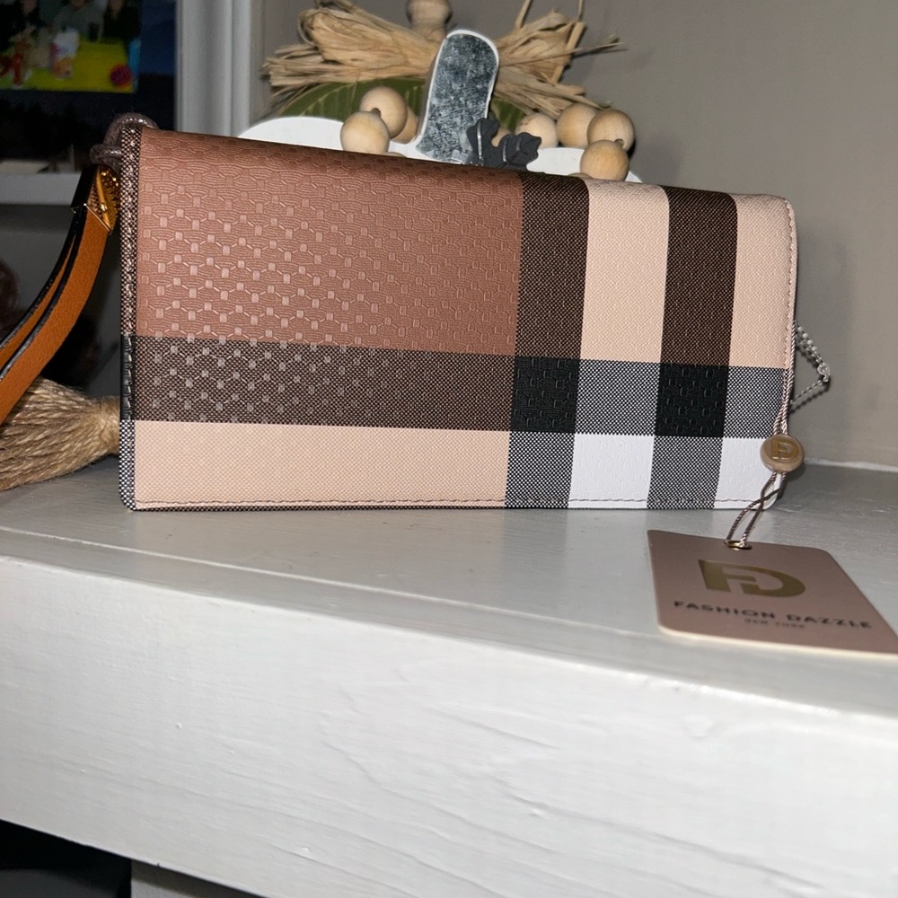 New Fashion Dazzle Wristlet/wallet NWT